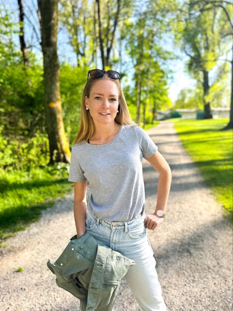 Eine Frau erhält Lebensberatung und steht mit den Händen in den Hüften auf einer Straße.